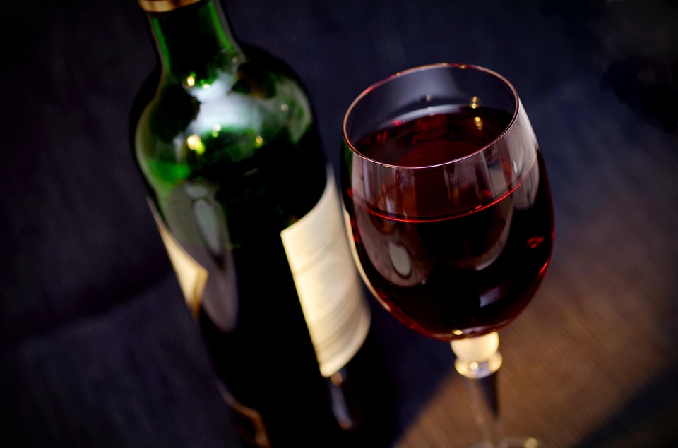 Vino rosso con bottiglia